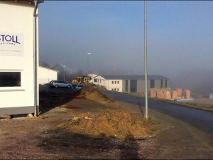 Im Waldemser Gewerbegebiet „Auf der Lind“ rollen Bagger: Im Ortsteil Esch siedeln sich immer mehr Unternehmen an. Foto: Volker Stavenow